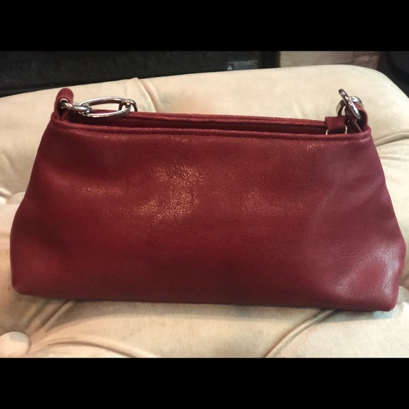 Red leather purse with silver chain strap. - Picture 4 of 8